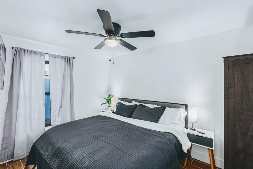 Phoenix Retreat - 2 Bedroom Home With King-Size Bed - 3 Smart Tvs - 10 Min From Airp - Unit A エクステリア 写真