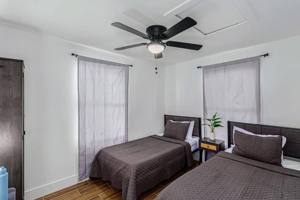 Phoenix Retreat - 2 Bedroom Home With King-Size Bed - 3 Smart Tvs - 10 Min From Airp - Unit A エクステリア 写真
