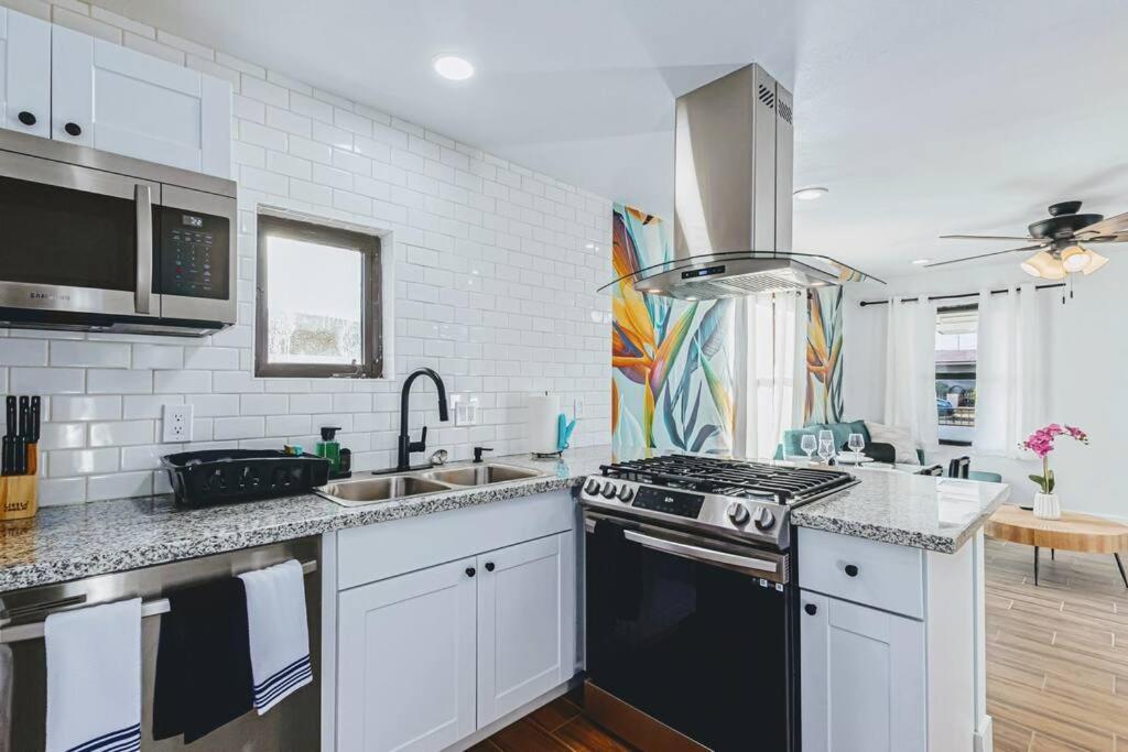 Phoenix Retreat - 2 Bedroom Home With King-Size Bed - 3 Smart Tvs - 10 Min From Airp - Unit A エクステリア 写真