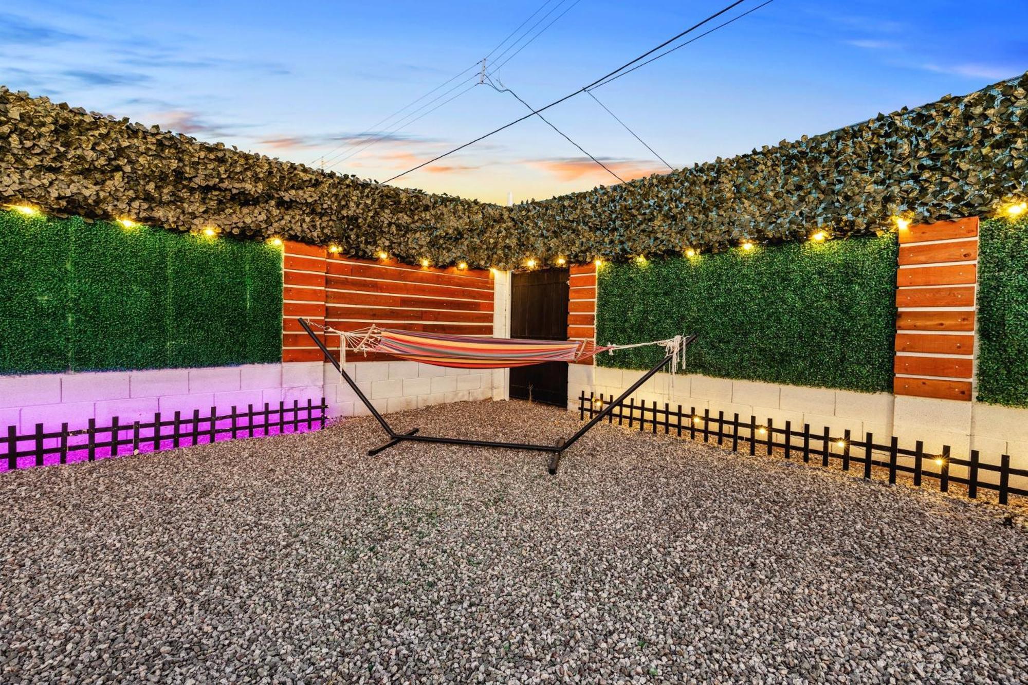 Phoenix Retreat - 2 Bedroom Home With King-Size Bed - 3 Smart Tvs - 10 Min From Airp - Unit A エクステリア 写真
